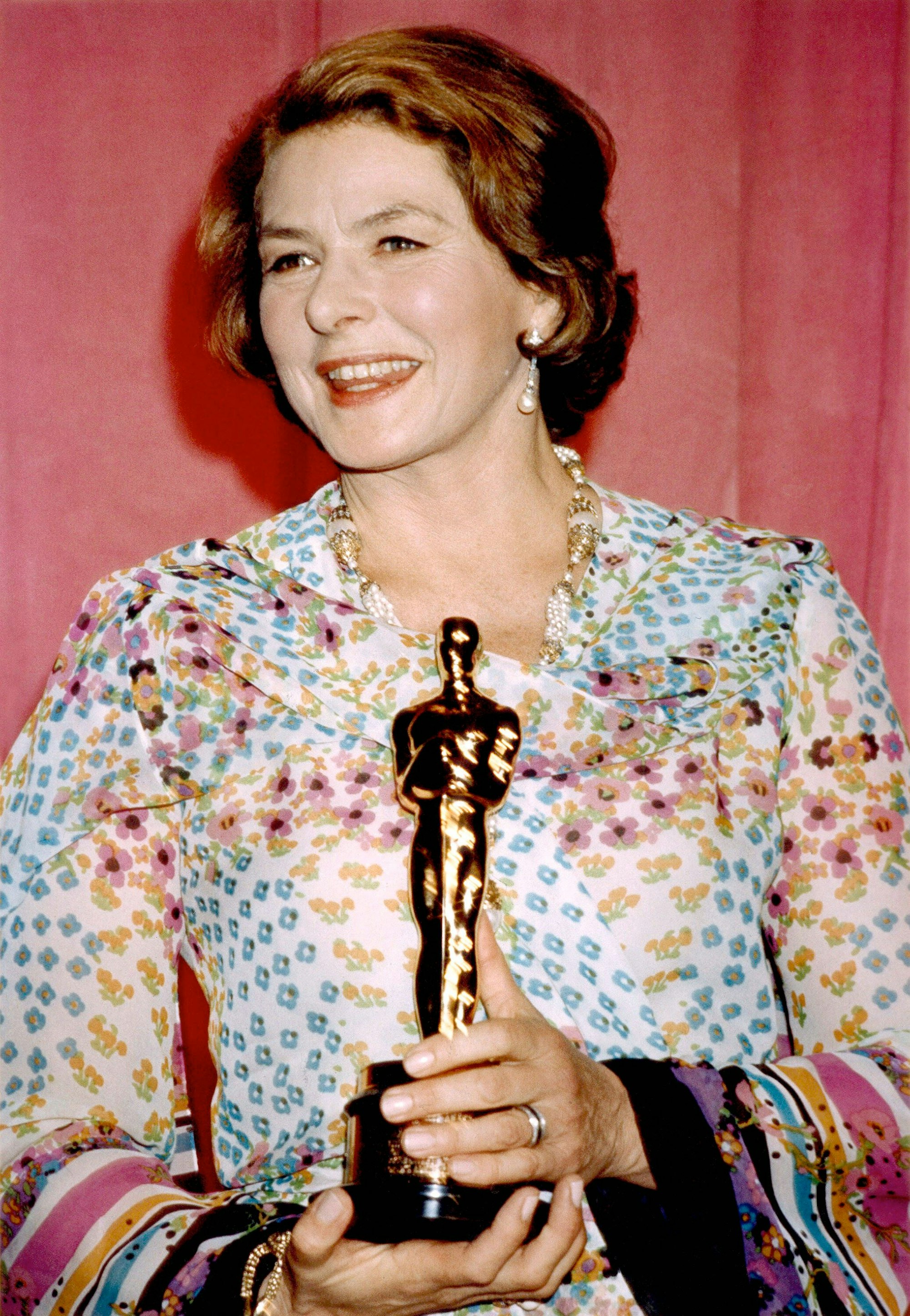 Ingrid Bergman 1974 mit dem Oscar als beste Nebendarstellerin