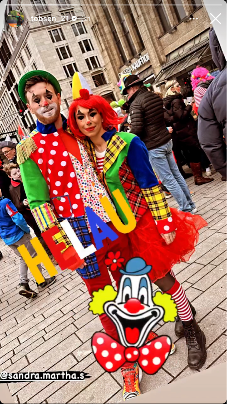 Gladbach-Profi Tobias Sippel (l.) hat gemeinsam mit seiner Frau Sandra (r.) am Rosenmontag (20. Februar 2023) verkleidet am Rosenmontagszug in Düsseldorf teilgenommen. Die beiden sind als Clowns verkleidtet.