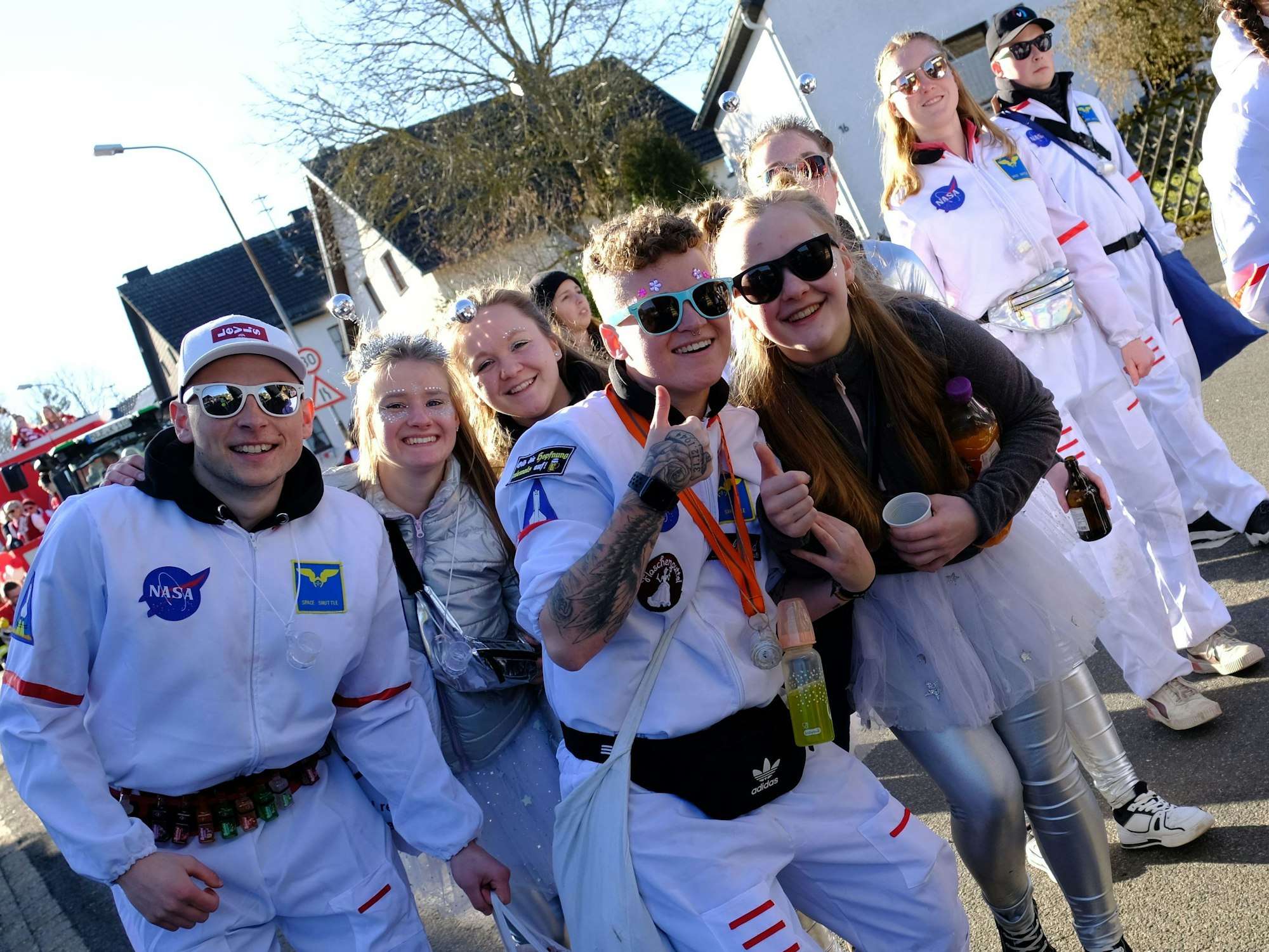 Zu den Sternen: Die Astronauten vom Sistiger Jugendclub beteiligten sich auch wieder beim Rosenmontagszug.