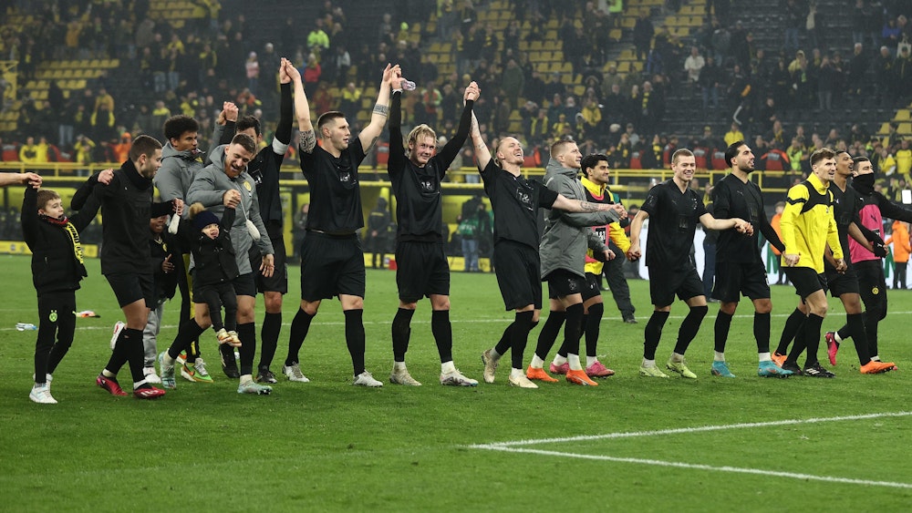 Signal-Iduna-Park: Dortmunds Mannschaft jubelt nach dem Spiel mit den Fans.
