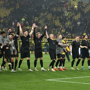Signal-Iduna-Park: Dortmunds Mannschaft jubelt nach dem Spiel mit den Fans.