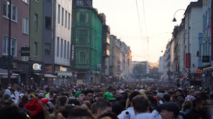 Verkleidete Menschenmenge auf der Zülpicher Straße