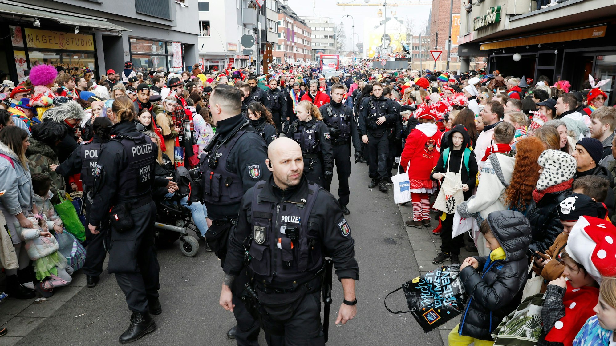 Polizeikräfte begleiten den Rosenmontagszug durch die Kölner Südstadt.



