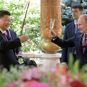 Wladimir Putin, russischer Präsident (r), prostet dem chinesischen Präsidenten Xi Jinping vor der Konferenz über Interaktion und vertrauensbildende Maßnahmen in Asien (CICA)) zu. +++ dpa-Bildfunk +++