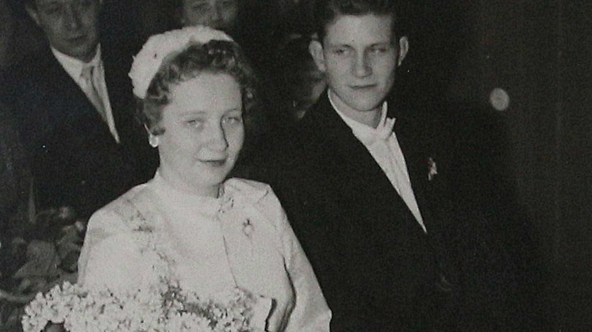 Ein Schwarz-Weiß Bild eines Hochzeitspaares.