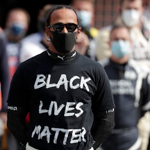Lewis Hamilton trägt an der Rennstrecke ein Shirt mit der Aufschrift „Black Lives Matter“.