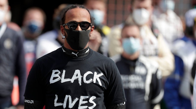Lewis Hamilton trägt an der Rennstrecke ein Shirt mit der Aufschrift „Black Lives Matter“.