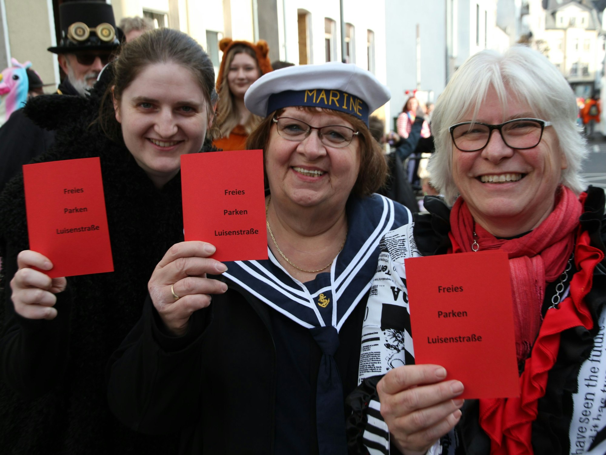 Rote Karten für den Bürgermeister hatten Sandra Maczey (von links), Dagmar Berger und Susanne Witt für Rosenmontag vorbereitet.