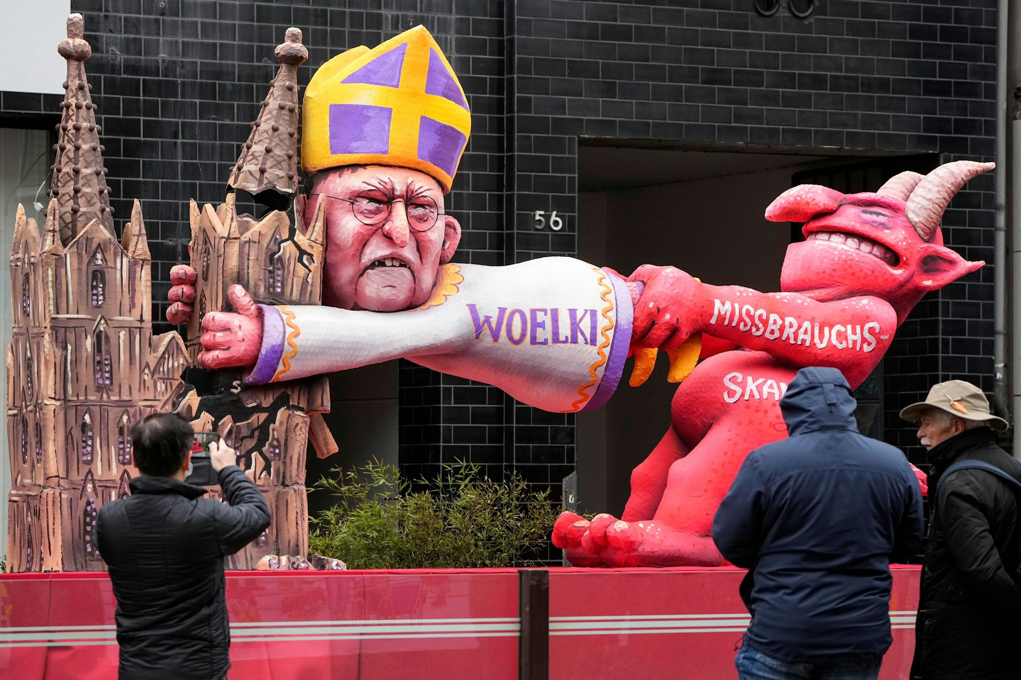 Rosenmontagzug in Düsseldorf 2023: Auch Kölns Kardinal Woelki hat seinen Wagen bekommen, Woelki klammert sich an den Dom und damit sein Amt - trotz Missbrauchsskandals.