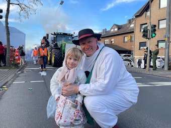 Ein Vater mit seiner Tochter beim Karnevalszug.