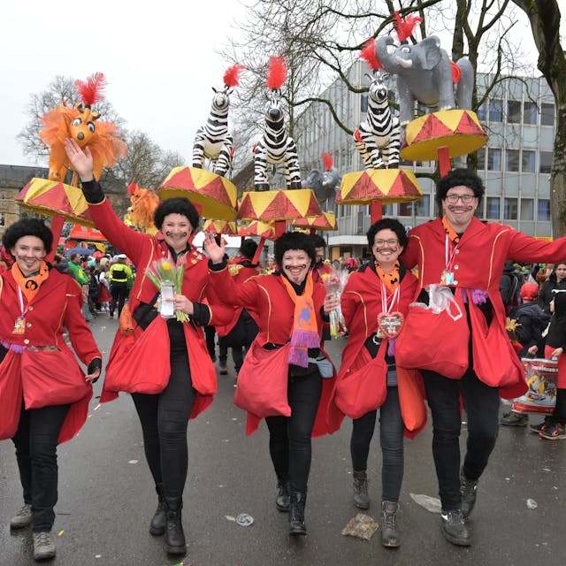 Die Hebborner Buure auf dem Karnevalszug in Bergisch Gladbach 2023.