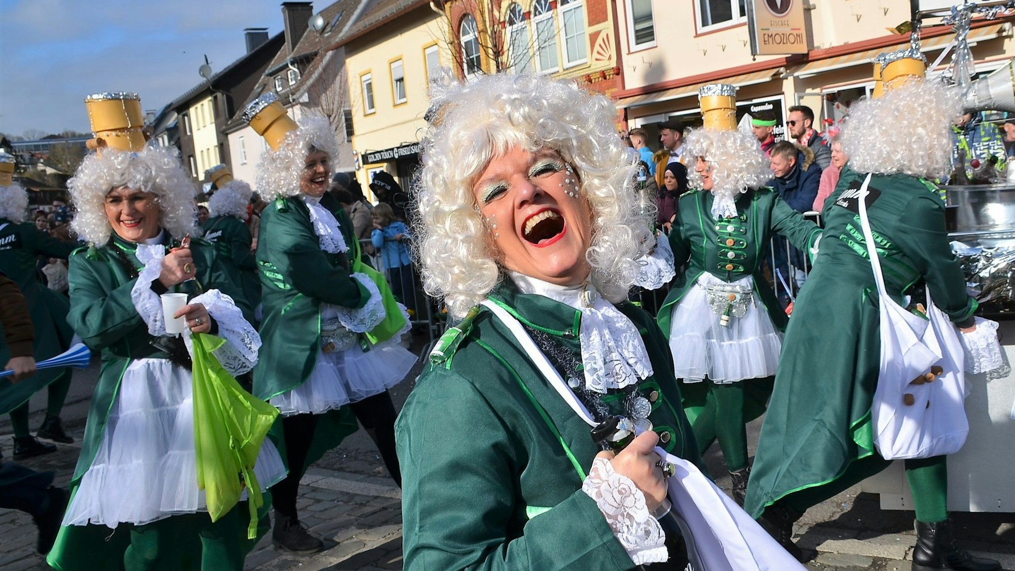 Kostümierte Damen lachen im Karnevalszug.