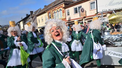 Kostümierte Damen lachen im Karnevalszug.