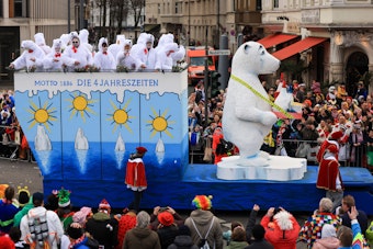 Der Mottowagen ‚Die 4 Jahreszeiten‘, dem Motto der Session von 1886, mit einer Darstellung eines Eisbären, fährt im Festumzug mit.