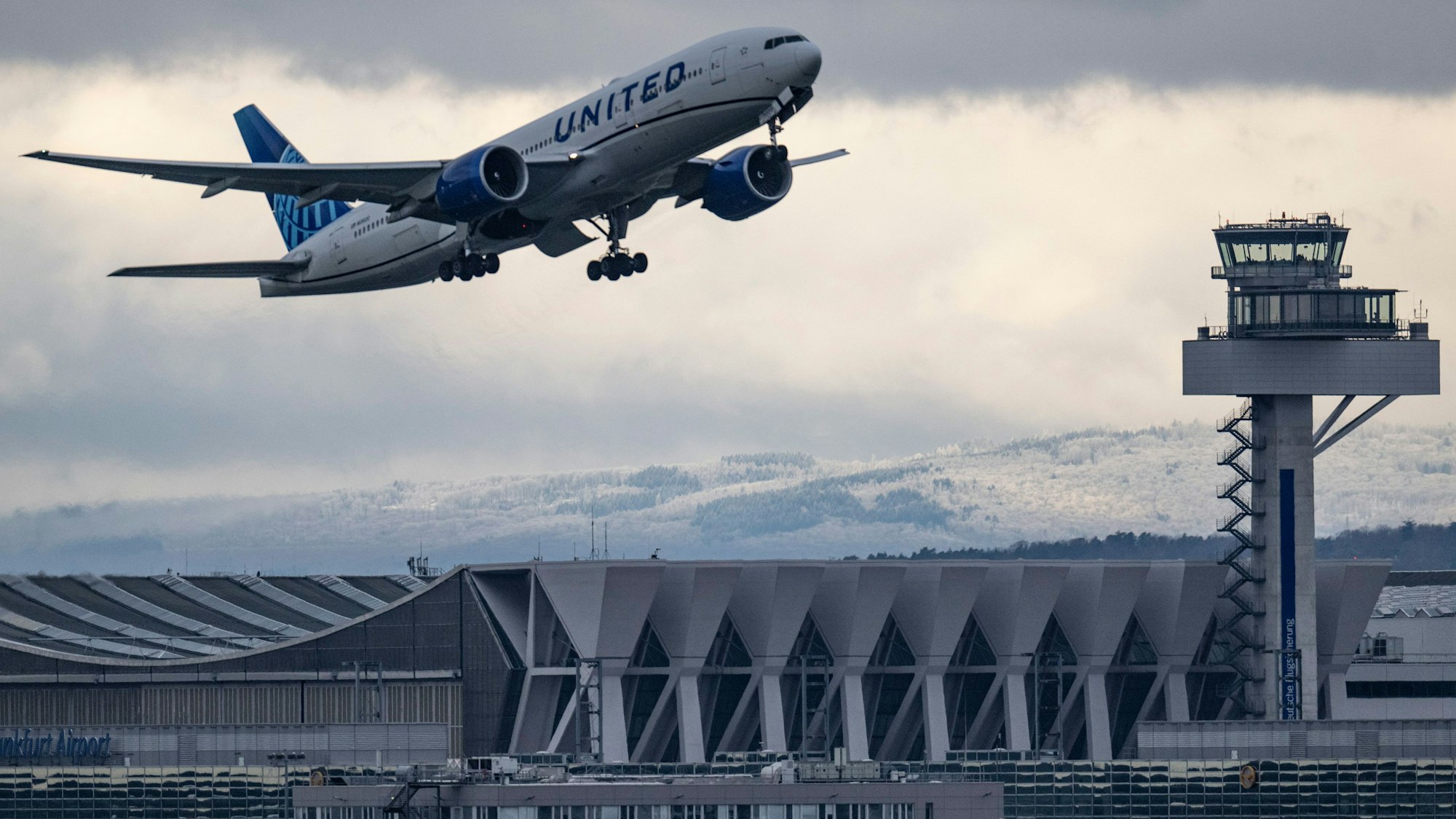 Eine Passagiermaschine der Fluglinie United Airlines startet vom Flughafen Frankfurt.