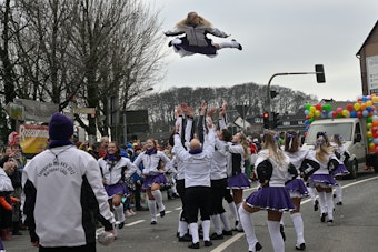 Die Tanzgarde Kürtener Lüüs zeigt Akrobatik beim Karnevalszug in Dürscheid.