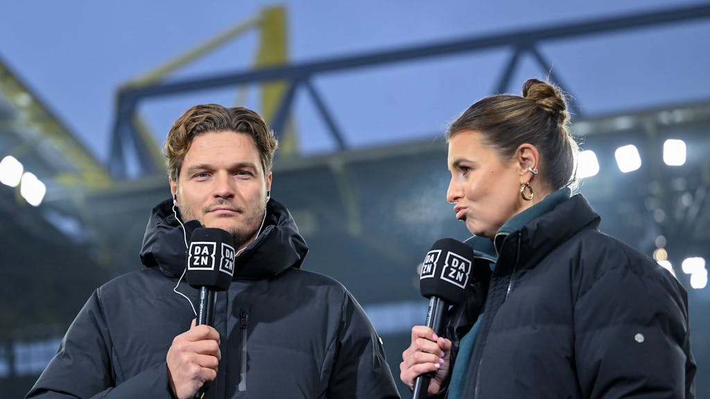 DAZN-Reporterin Laura Wontorra interviewt BVB-Trainer Erdin Terzic.