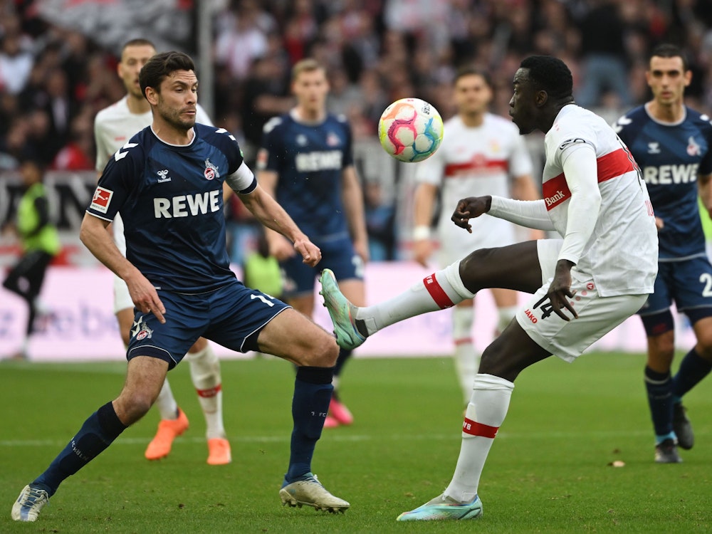 VfB Stuttgart gegen den 1. FC Köln in der Mercedes-Benz-Arena. Kölns Jonas Hector (l) im Zweikampf mit Stuttgarts Silas Katompa Mvumpa.