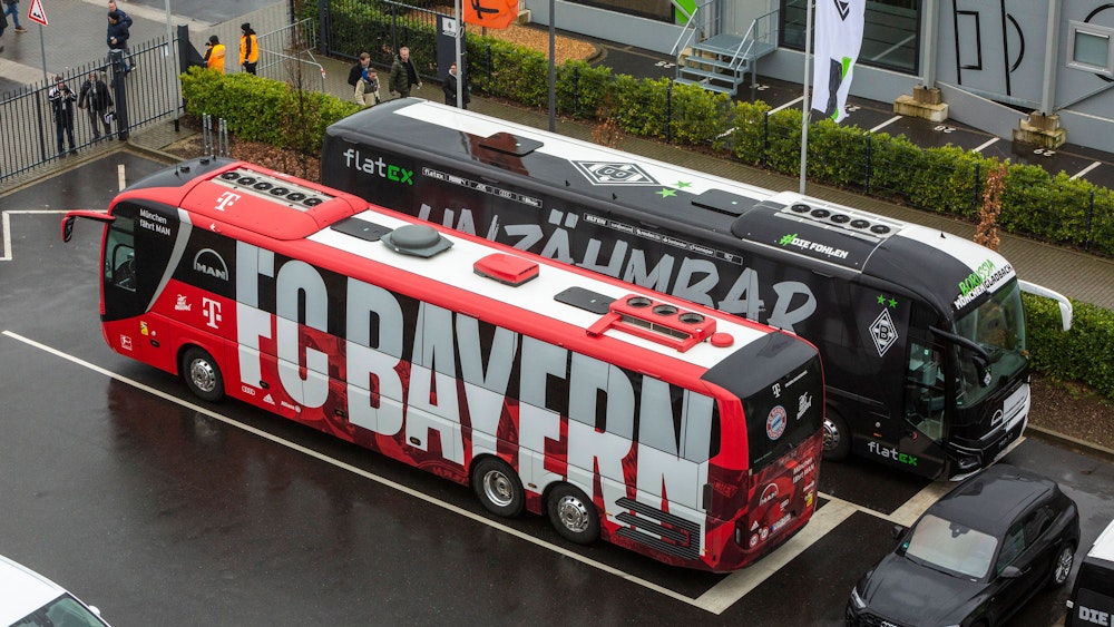Die Mannschaftsbusse von Bayern und Gladbach stehen vor dem Borussia-Park.