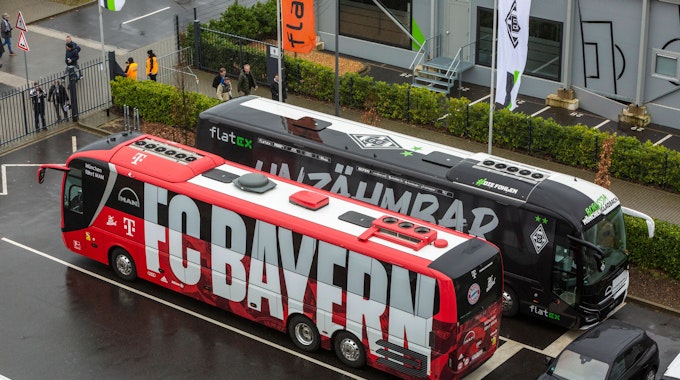 Die Mannschaftsbusse von Bayern und Gladbach stehen vor dem Borussia-Park.