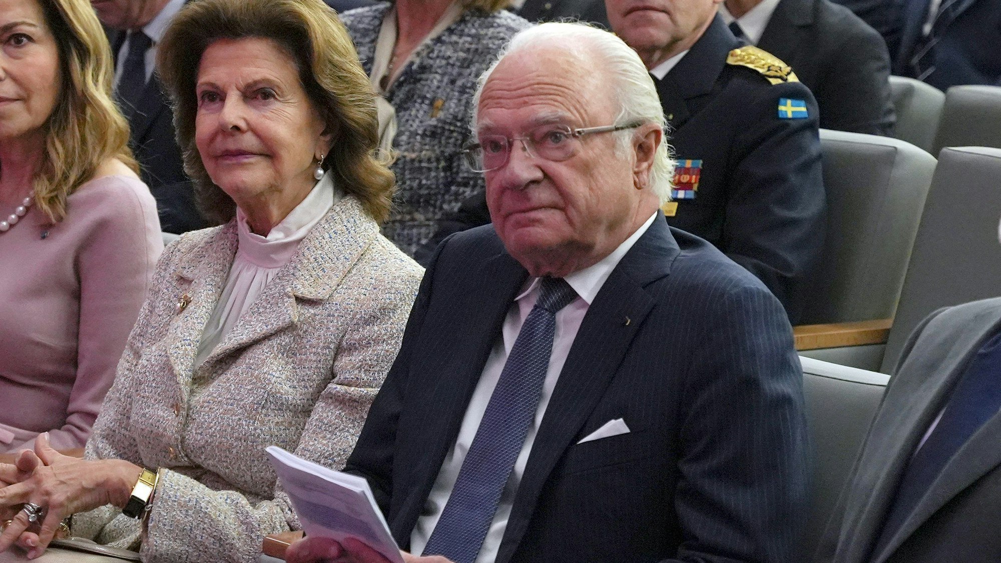 Schwedens König Carl XVI. Gustaf und Königin Silvia sitzen während eines Besuchs im King Hussein Cancer Center.