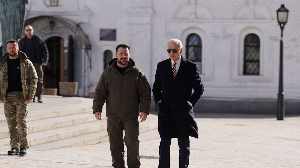Überraschenderweise legte US-Präsident Joe Biden, vor seiner Reise nach Polen, noch einen Stop in Kyjiw, Ukraine ein.