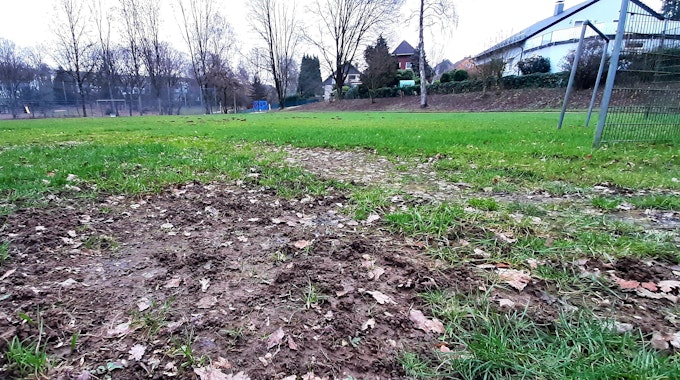 Blick auf den aufgewühlten Rasen des Bolzplatzes in Burscheid
