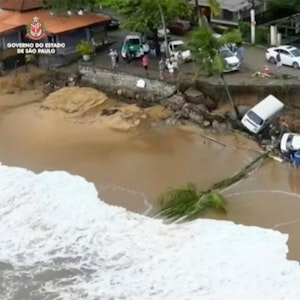 Dieses von der Regierung von São Paulo zur Verfügung gestellte Foto zeigt Fahrzeuge, die von einer Anhöhe entlang des Strandes in Sao Sebastiao, östlich von São Paulo, Brasilien, am Sonntag, dem 19. Februar 2023, heruntergestürzt sind.