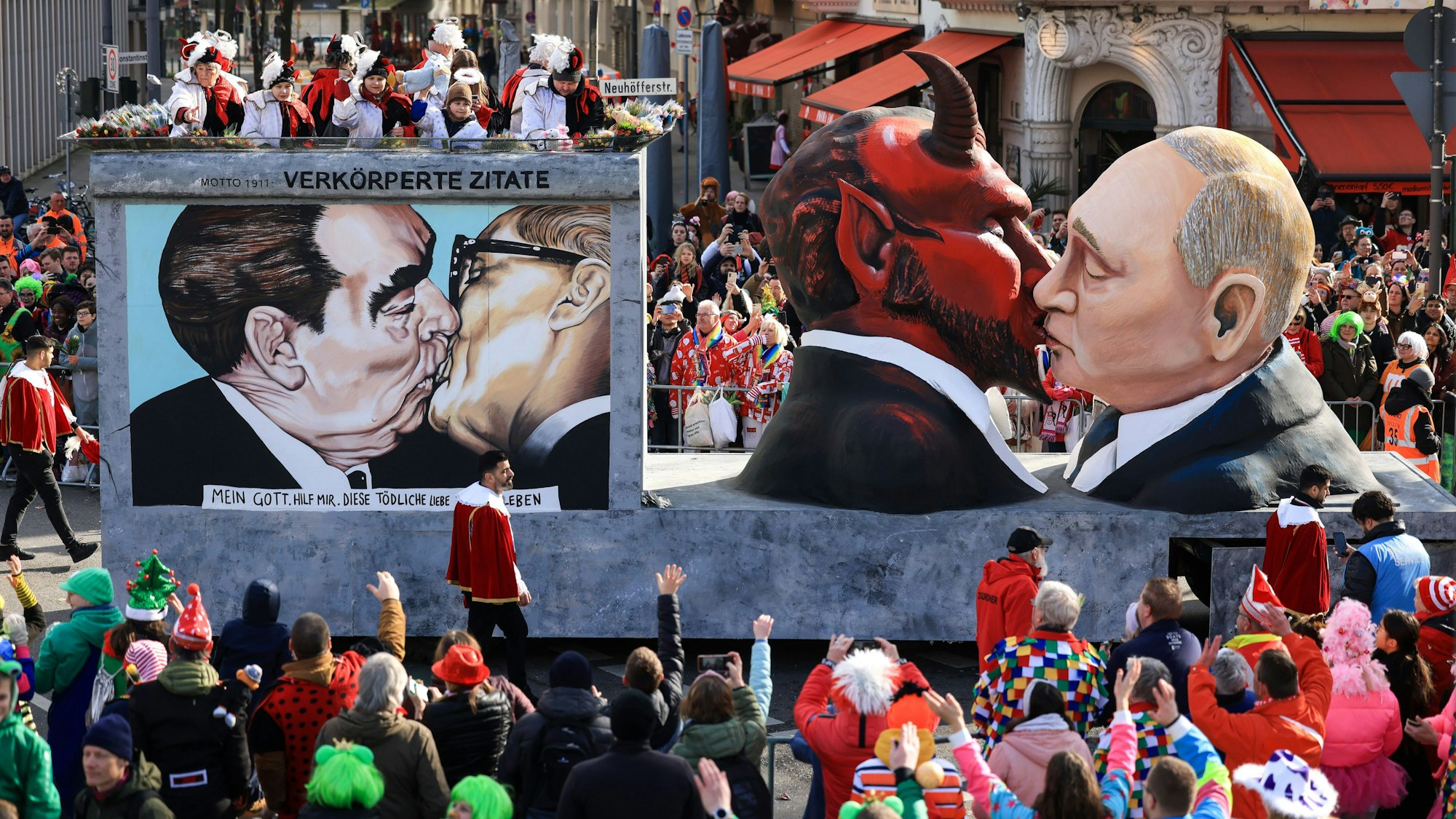 Der Mottowagen ‚Verkörperte Zitate‘, dem Motto der Session von 1911, mit einer Darstellung des russischen Präsidenten Putin der den Teufel küsst.