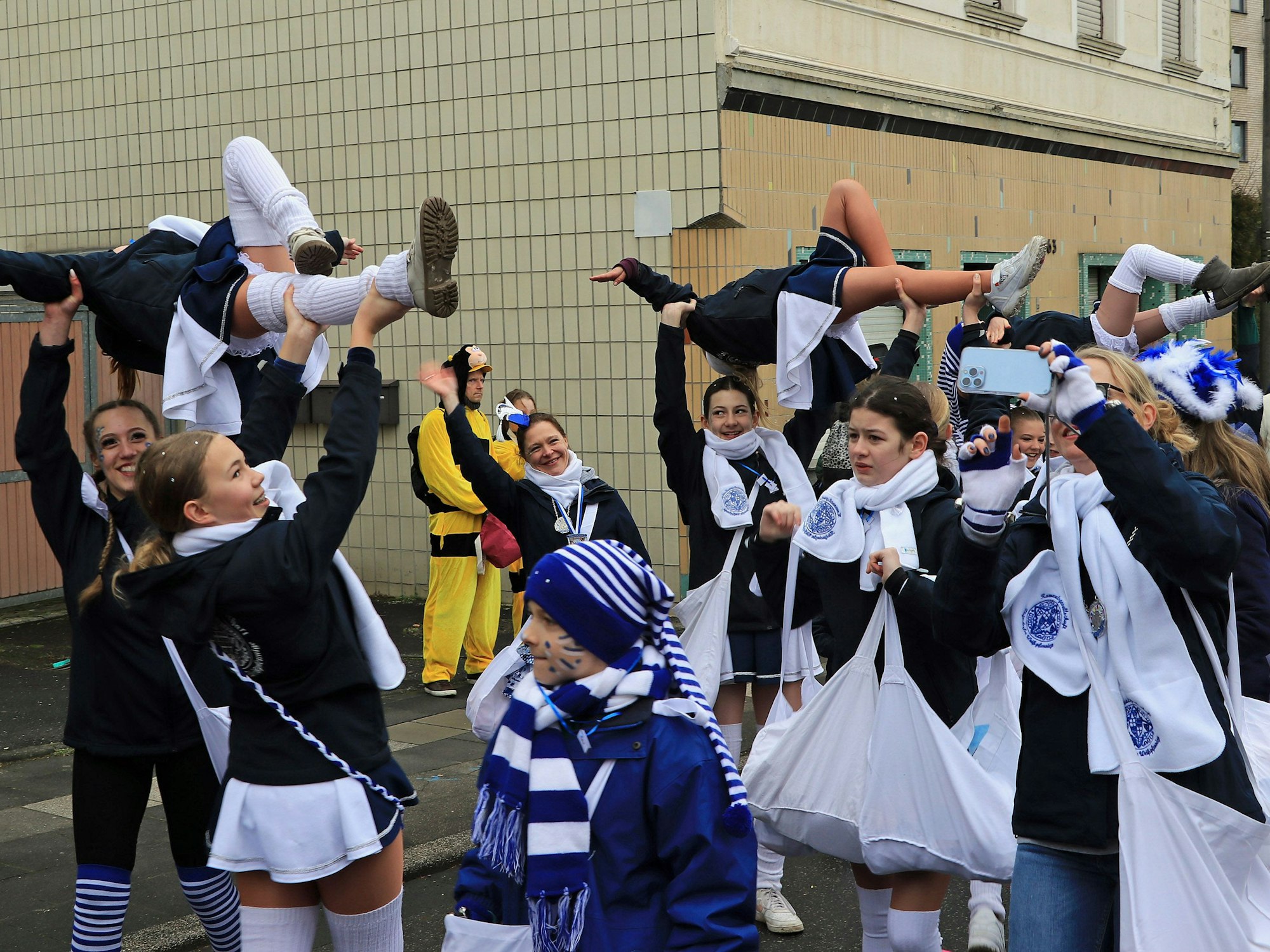 Karneval in Blau und Weiß: Das Tanzcorps der Weißpfennige zeigte auch während des Zuges in Königsdorfes sein Können.