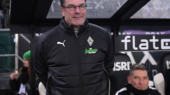 Ex-Gladbach-Coach Dieter Hecking kehrt auf die Trainerbank zurück. Der 58-Jährige, hier zu sehen an der Seitenlinie während des Legendenspiels (17. Dezember 2022) im Borussia-Park, übernimmt bei Zweitligist 1. FC Nürnberg das Amt bis zum Saisonende. Hecking trägt eine Brille, er lächelt.