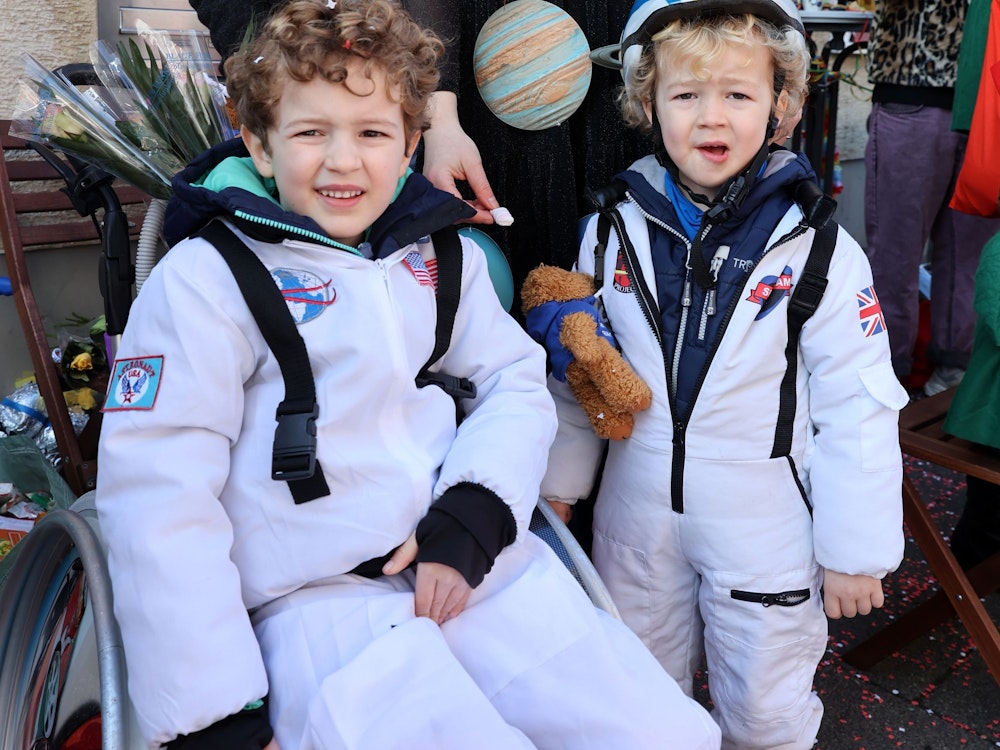 Zwei Kinder sind als Raumfahrer verkleidet.