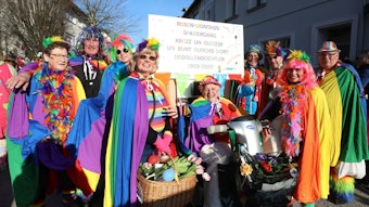 Eine in den bunten Farben des Regenbogens gekleidete Gruppe nahm am Karnevalszug teil.
