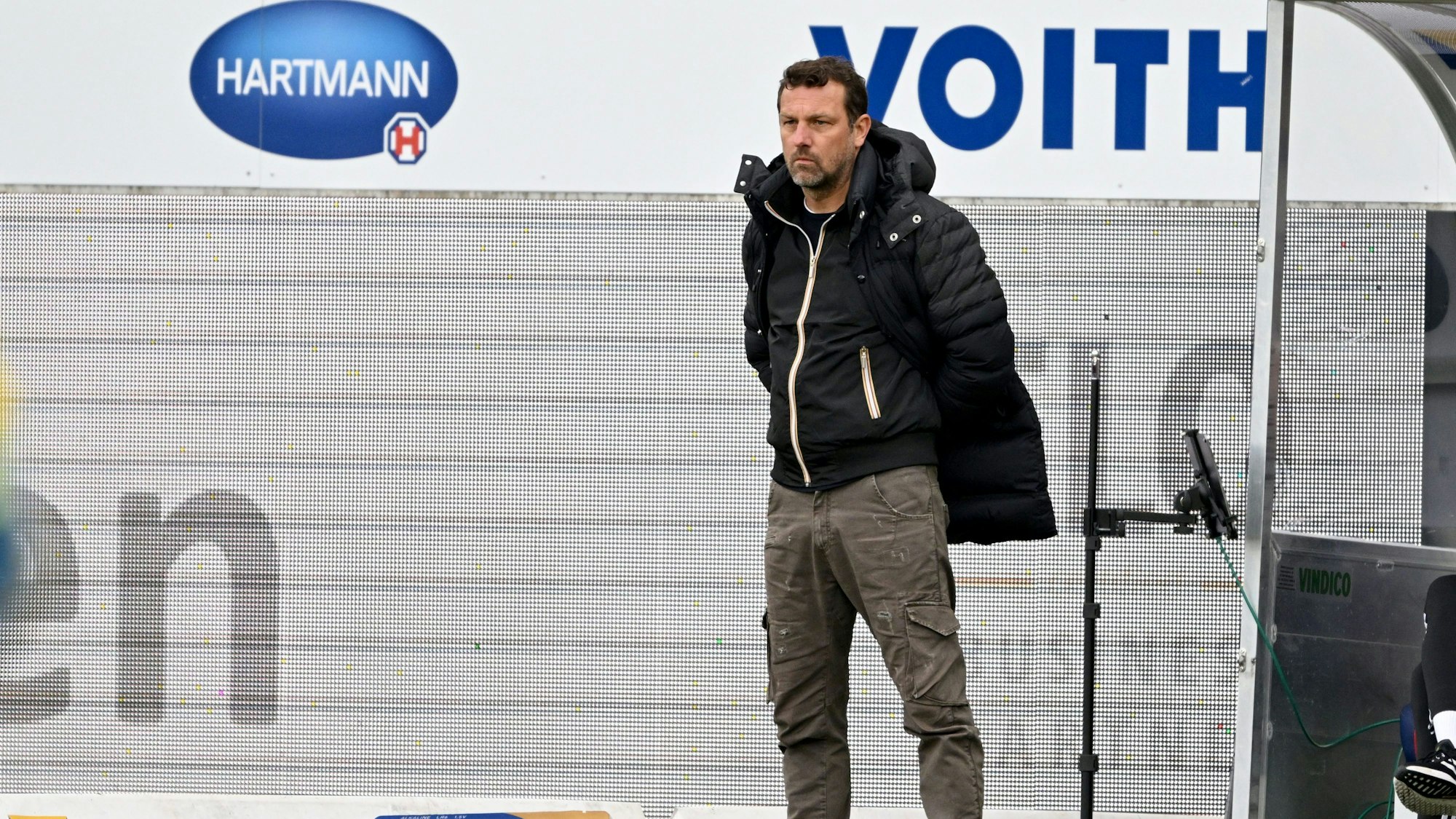Nürnbergs Trainer Markus Weinzierl verfolgt das Spielgeschehen.