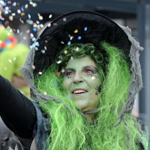Symbolbild einer kostümierten Frau: An Karneval gibt es in Bedburg und Bergheim ein Glasverbot
