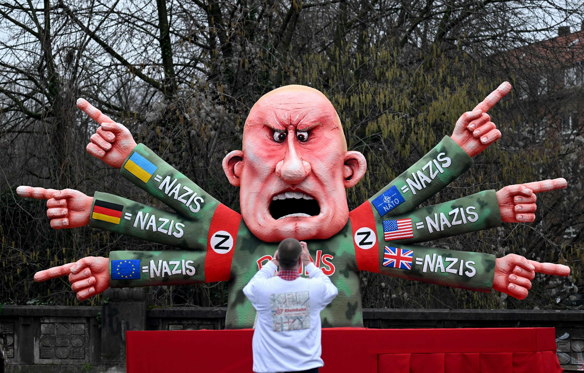 Rosenmontagzug in Düsseldorf 2023: Russlands Präsident Putin beschimpft alle Feinde als Nazis.