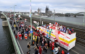 Der Karnevalswagen des Zugleiters des Rosenmontagszuges überquert als Novum in der 200 jährigen Geschichte der Parade die Deutzer Brücke.