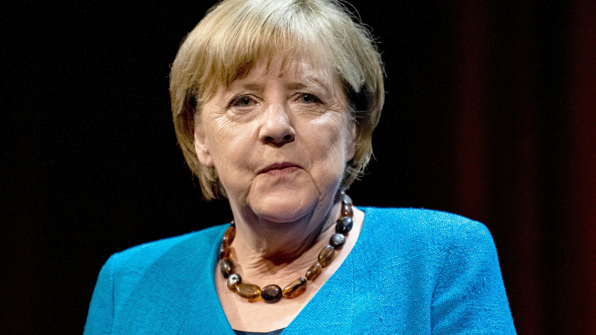 Die ehemalige Bundeskanzlerin Angela Merkel blickt an der Kamera vorbei.