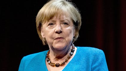 Die ehemalige Bundeskanzlerin Angela Merkel blickt an der Kamera vorbei.