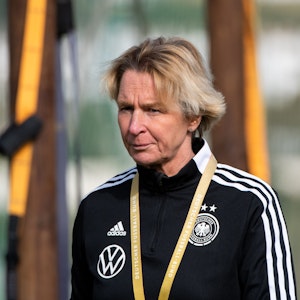 Bundestrainerin Martina Voss-Tecklenburg leitet das Training der deutschen Frauen-Nationalmannschaft.