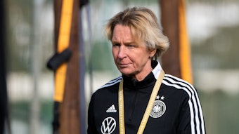 Bundestrainerin Martina Voss-Tecklenburg leitet das Training der deutschen Frauen-Nationalmannschaft.