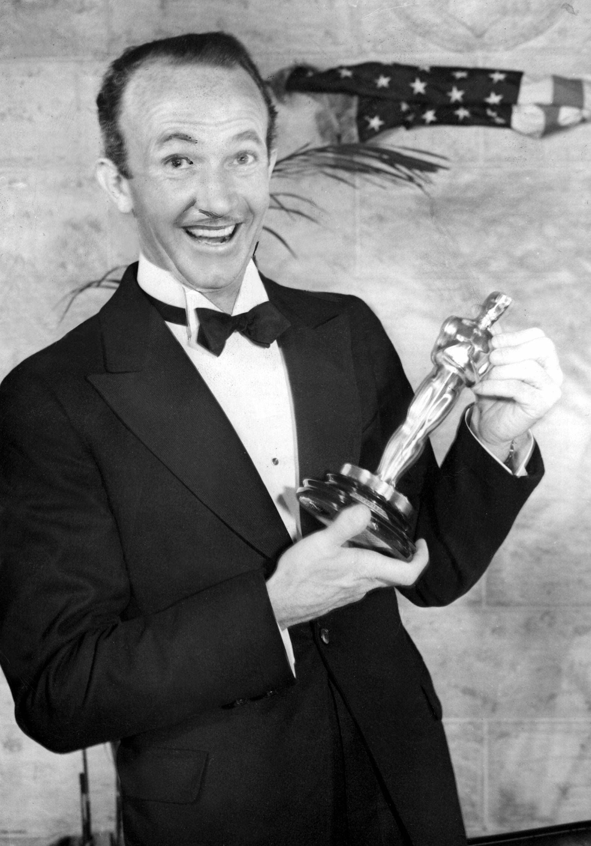 Walter Brennan zeigt 1937 stolz seinen Oscar, den er für seine Rolle in „Nimm, was du kriegen kannst“ bekommen hat.