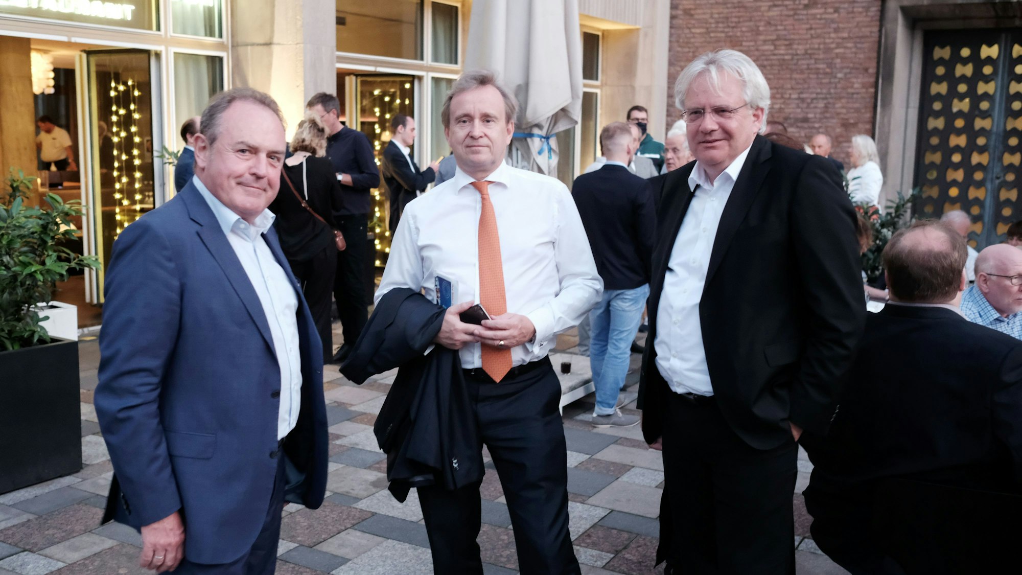 Zieht  Bürgermeister Ralph Elster (rechts) in die Kommission ein? Auf dem Bild stehen noch Bauunternehmer Anton Bausinger (links) und Fraktionschef Bernd Petelkau.