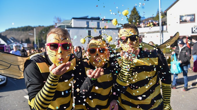 Selbstbewusst zeigte sich in diesem Jahr der Junggesellenverein Hellenthal als stechende Bienchen im Zoch.
