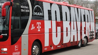 Der Teambus des FC Bayern München wurde entgegen der Anweisung des Einsatzleiters nach einem Unfall im Abreiseverkehr nach dem Gastspiel bei Borussia Mönchengladbach durch eine Rettungsgasse geführt.