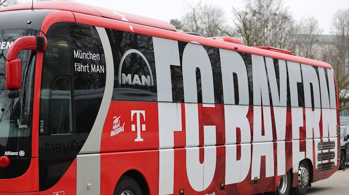 Der Teambus des FC Bayern München wurde entgegen der Anweisung des Einsatzleiters nach einem Unfall im Abreiseverkehr nach dem Gastspiel bei Borussia Mönchengladbach durch eine Rettungsgasse geführt.