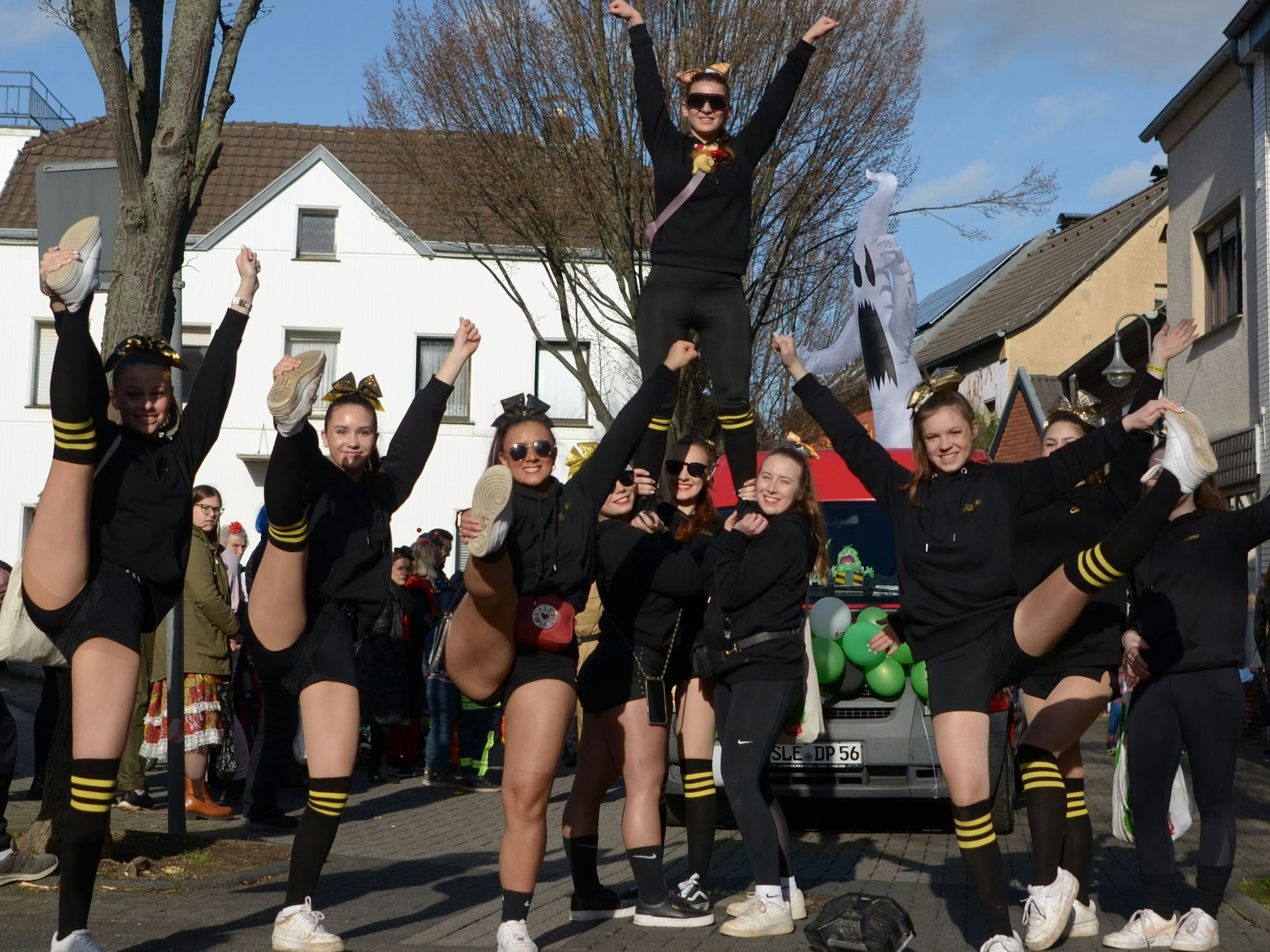 Die Cheerleader-Gruppe Dancing Lions erhielt im Rosenmontagszug in Stotzheim Applaus für ihre akrobatischen Vorführungen.