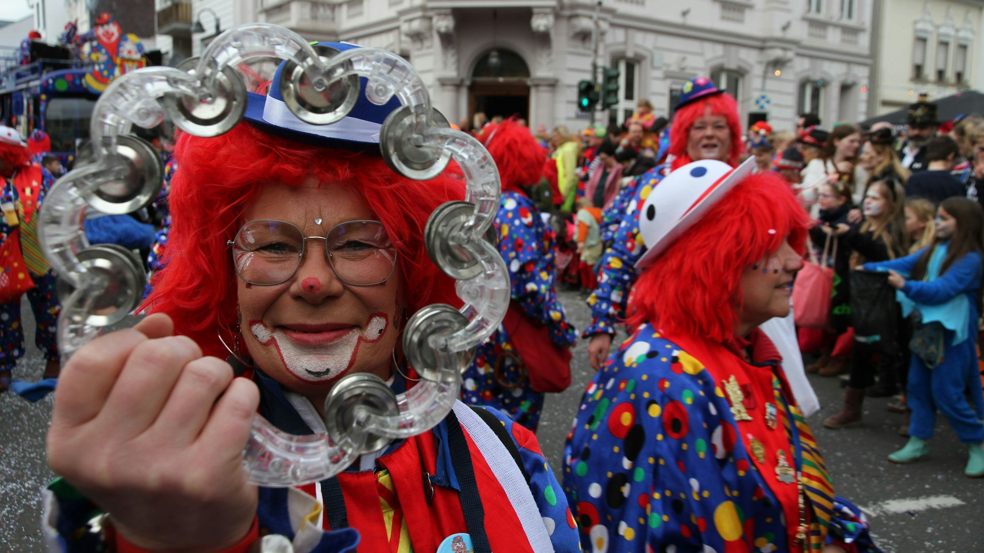 Froh, dass der janze Driss vorbei ist: Die Siegburger Clowns zeigten sich zum Rosenmontagszug bester Laune.