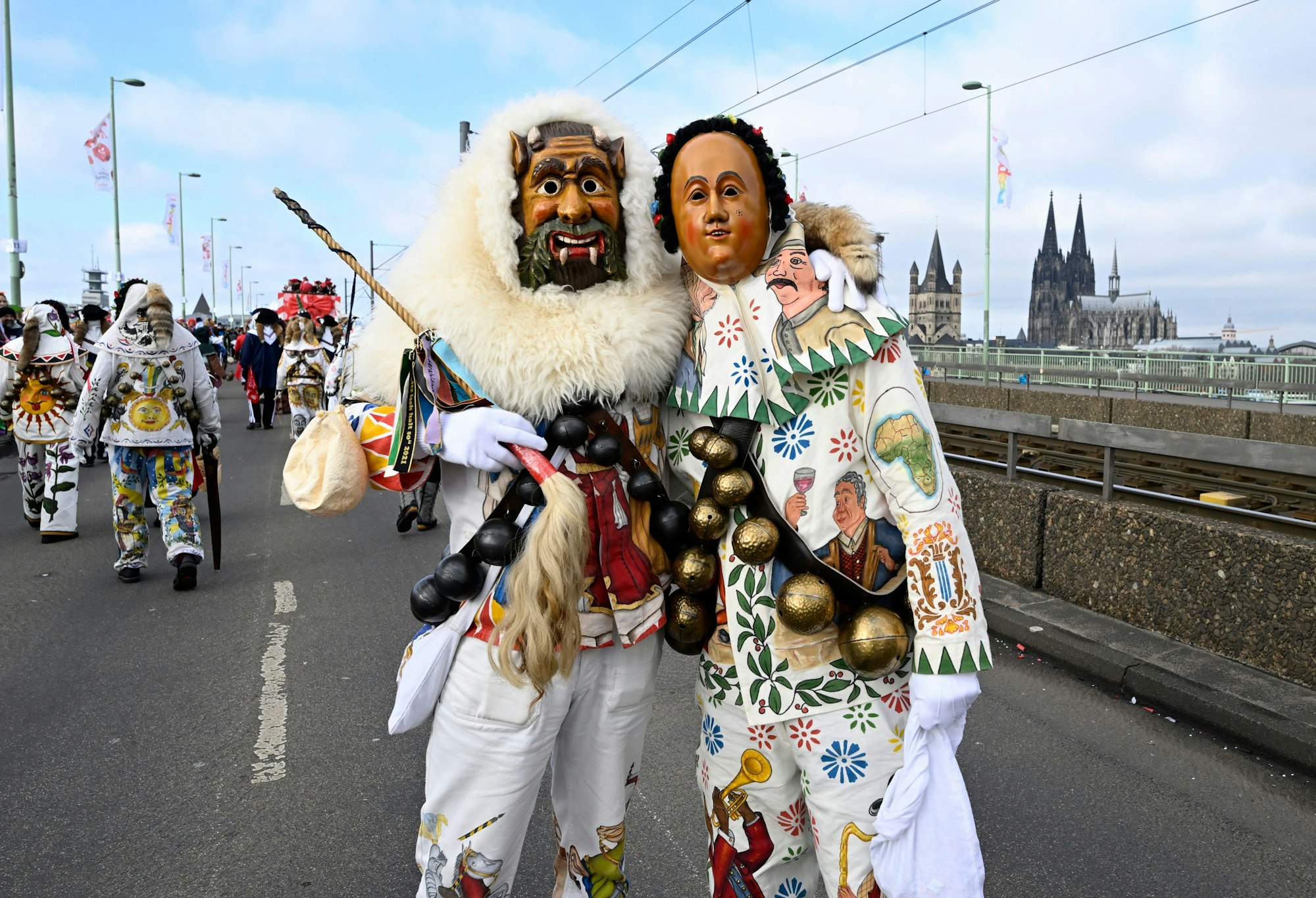20.02.2023, Nordrhein-Westfalen, Köln: Teilnehmer des Rosenmontagszuges überqueren als Novum in der 200 jährigen Geschichte der Parade die Deutzer Brücke.