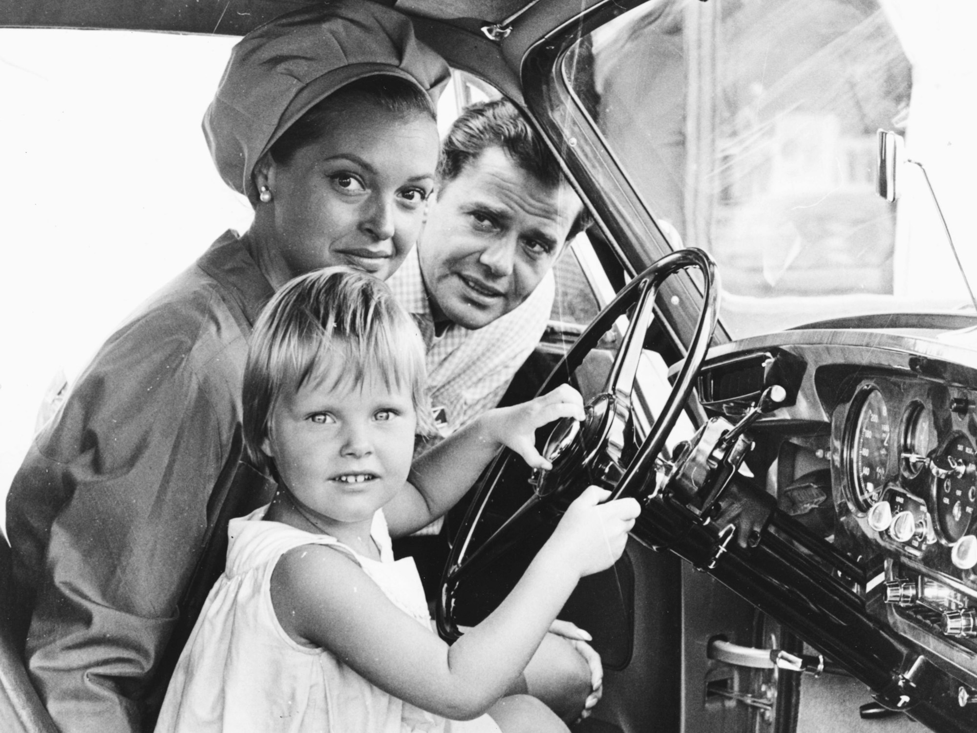 Nadja Tiller, Walter Giller und Tochter Natascha in einem Auto.